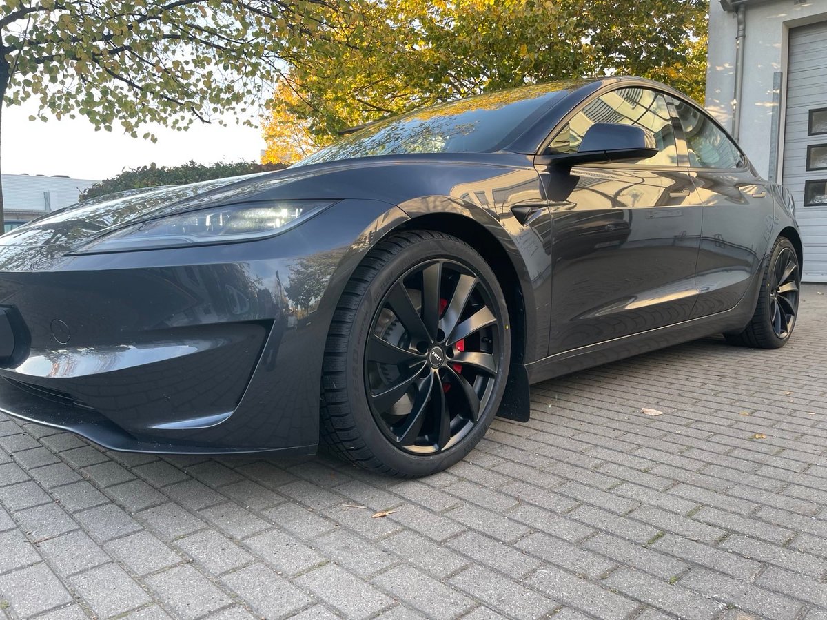 Tesla mit Felge RIAL Lugano